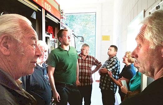 Mitglieder der CDU/SPD-Gruppe im Bockhorner Rat informierten sich in Linswege über Feuerwehreinrichtungen. 